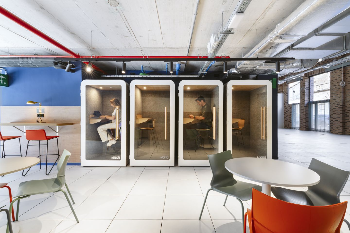 Espacio de coworking en Barcelona con cabinas telefónicas privadas para llamadas y videollamadas.
