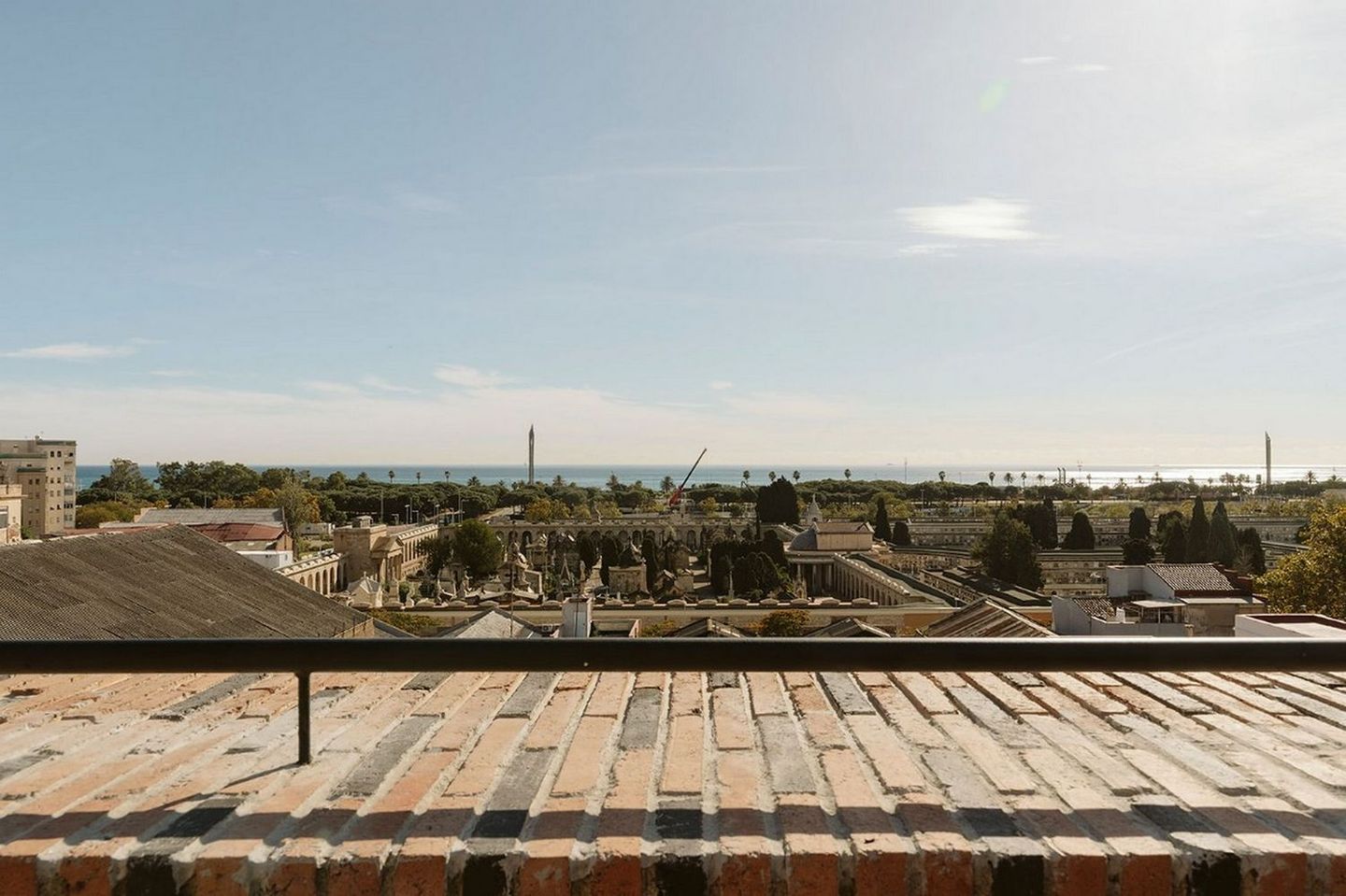 Vista desde el tejado sobre edificios hasta el mar