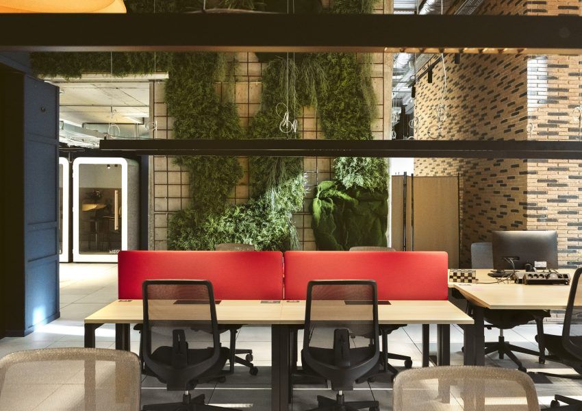 Espacio de coworking en Barcelona La Fabrica &Co con áreas abiertas, escritorios compartidos y diseño moderno para profesionales.