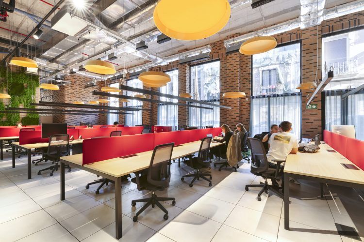 Coworking en Poblenou 22@ con escritorios compartidos en un entorno creativo y profesional.