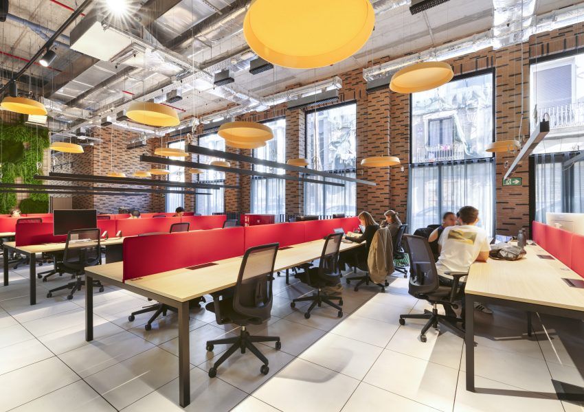 Coworking en Poblenou 22@ con escritorios compartidos en un entorno creativo y profesional.
