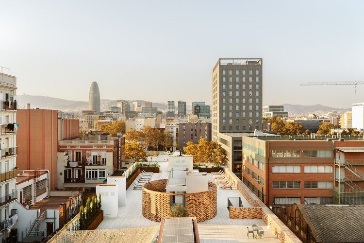 Horizonte urbano con tejados, edificios altos y un cielo despejado.