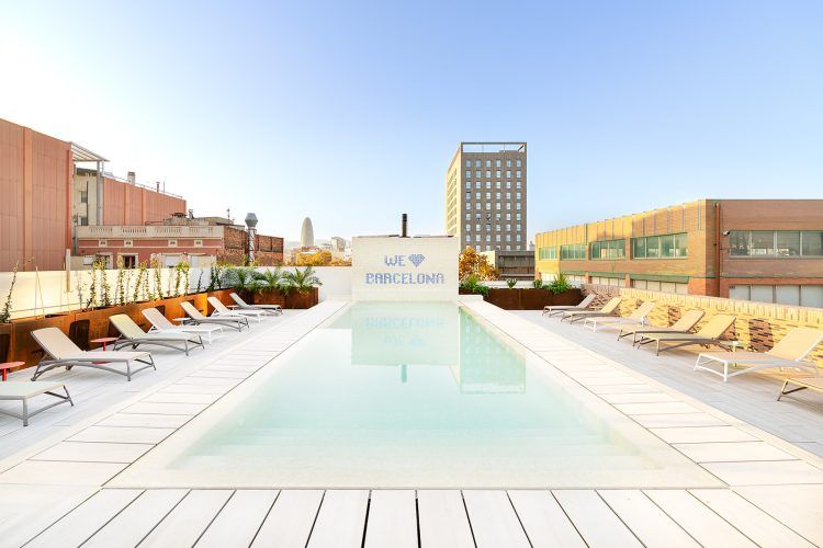 Coliving y coworking con piscina en Barcelona | La Fábrica & Co – Espacio boutique con terraza y vistas al skyline de la ciudad