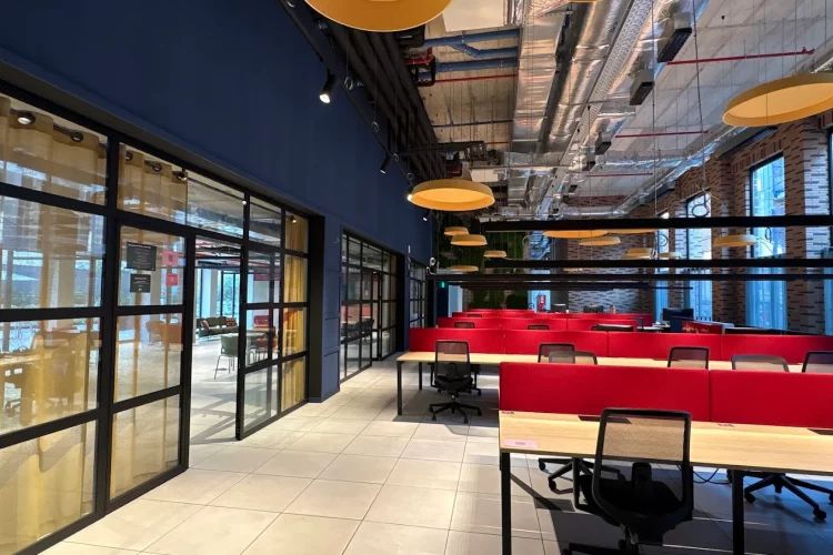 Coworking en Barcelona – sala de trabajo en La Fábrica & Co (Poblenou, 22@)