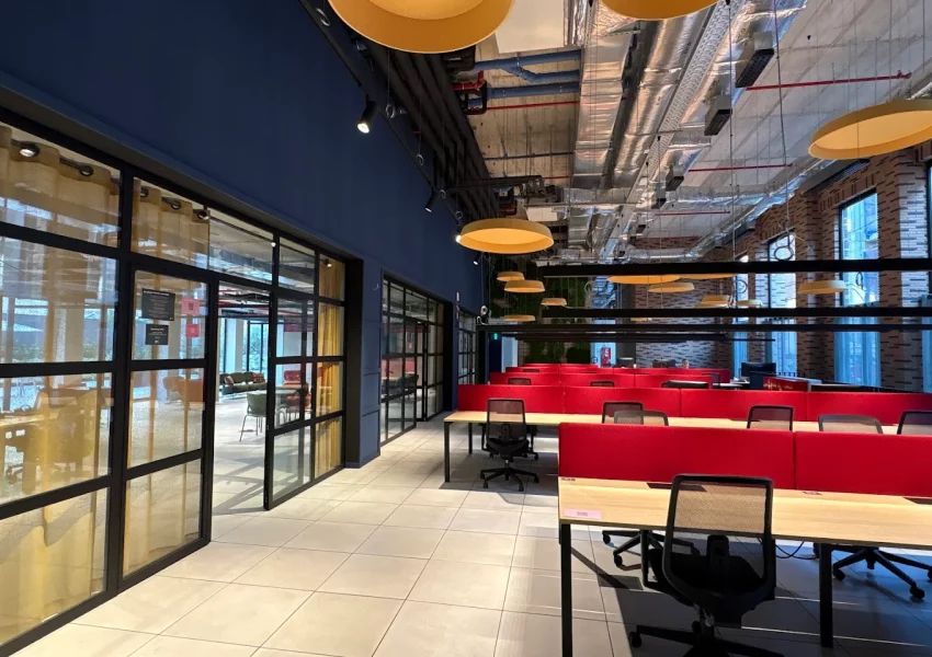 Coworking en Barcelona – sala de trabajo en La Fábrica & Co (Poblenou, 22@)